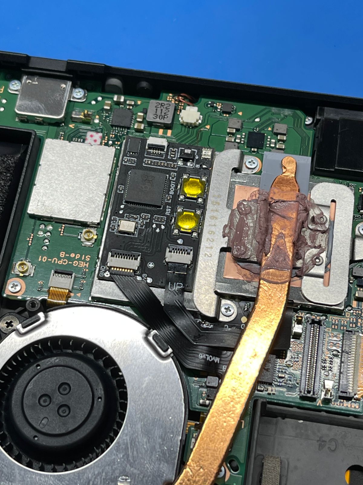 Modchip RP2040 instalado en la placa de una Nintendo Switch